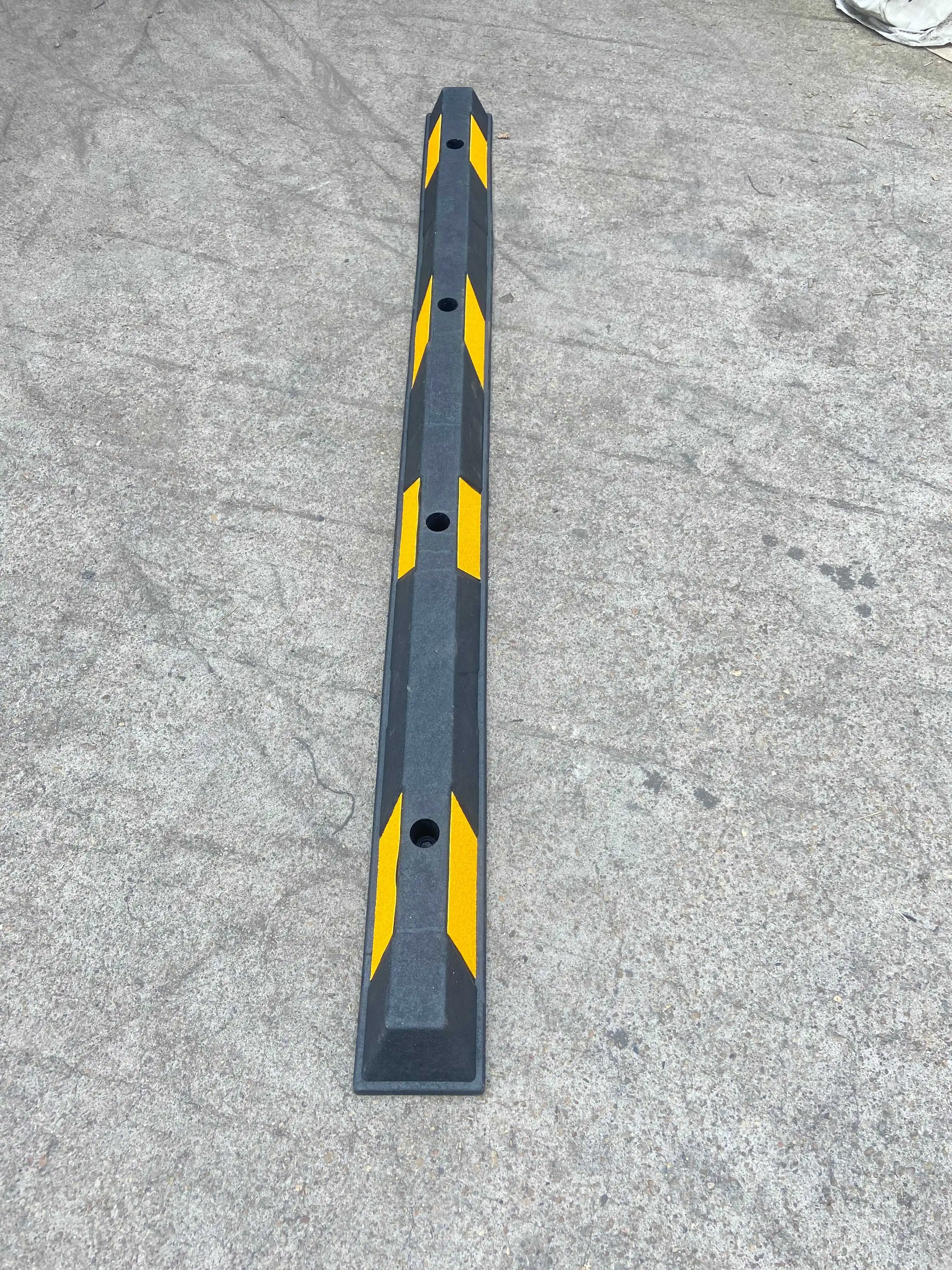 Heavy Duty Rubber Curb Parking Curb Car Parking Stop for Garage and Driveway supplier