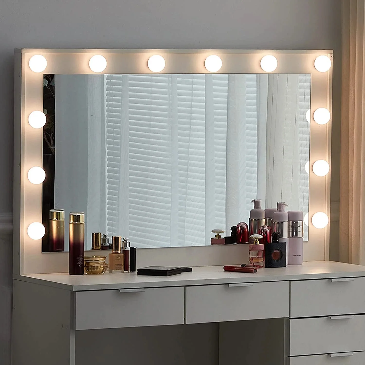 Tocador de maquillaje angular 3 espejos LED taburete cómoda