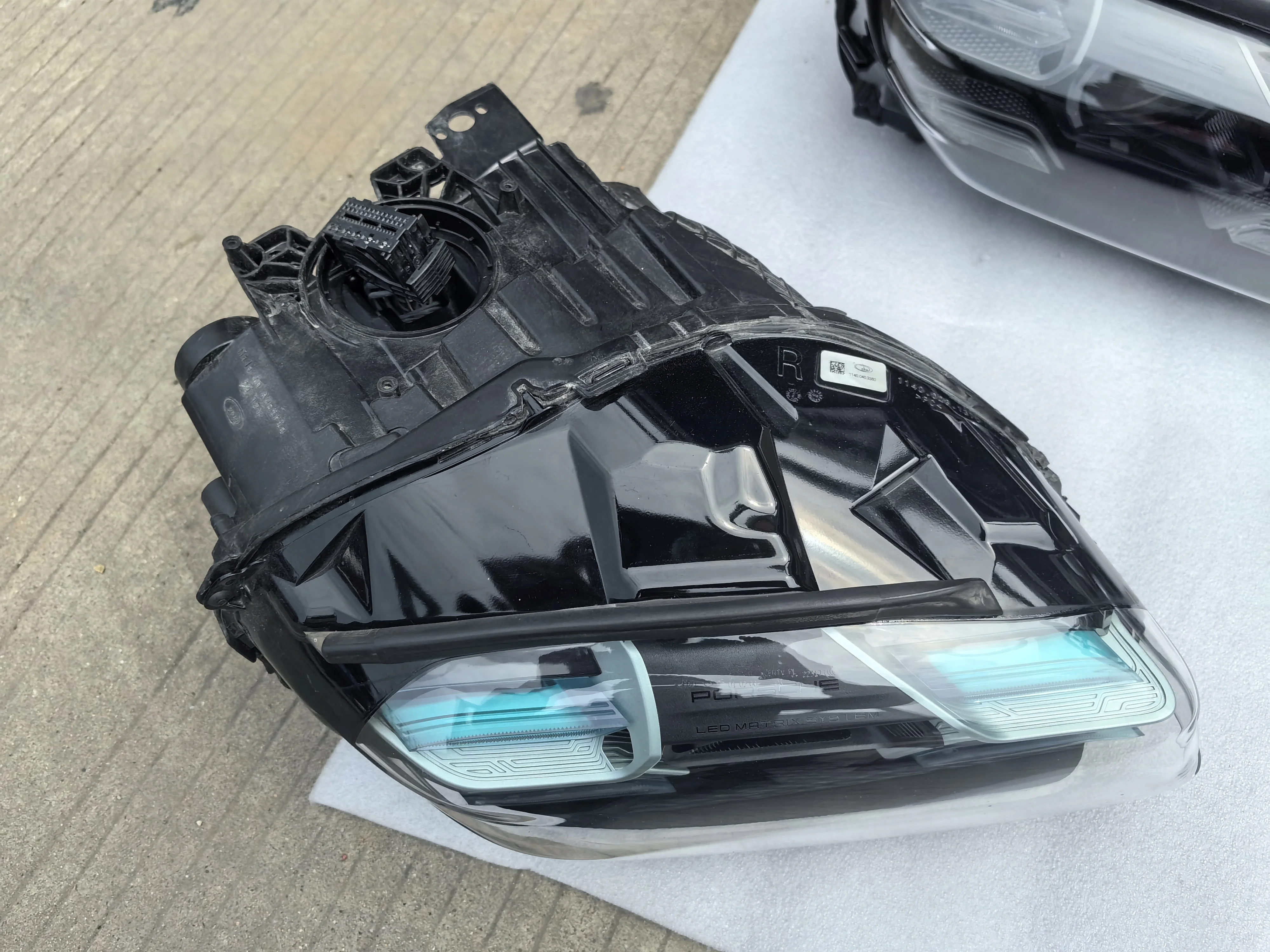ポルシェ タイカン用 中古 LED ヘッドライト 9JA941060F 24V