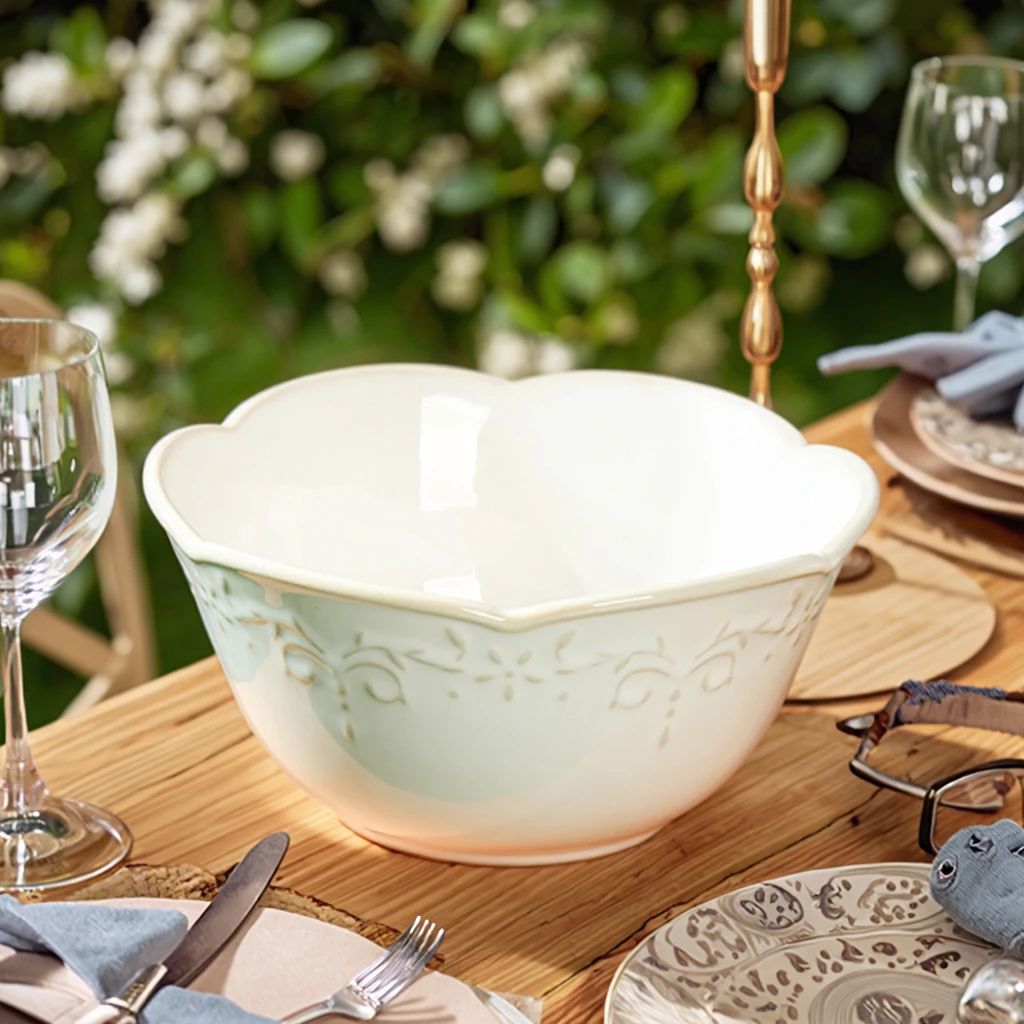 European Embossed Lace Design White Ceramic Dinner Plates Set Retro White Plate Set for Wedding Event manufacture