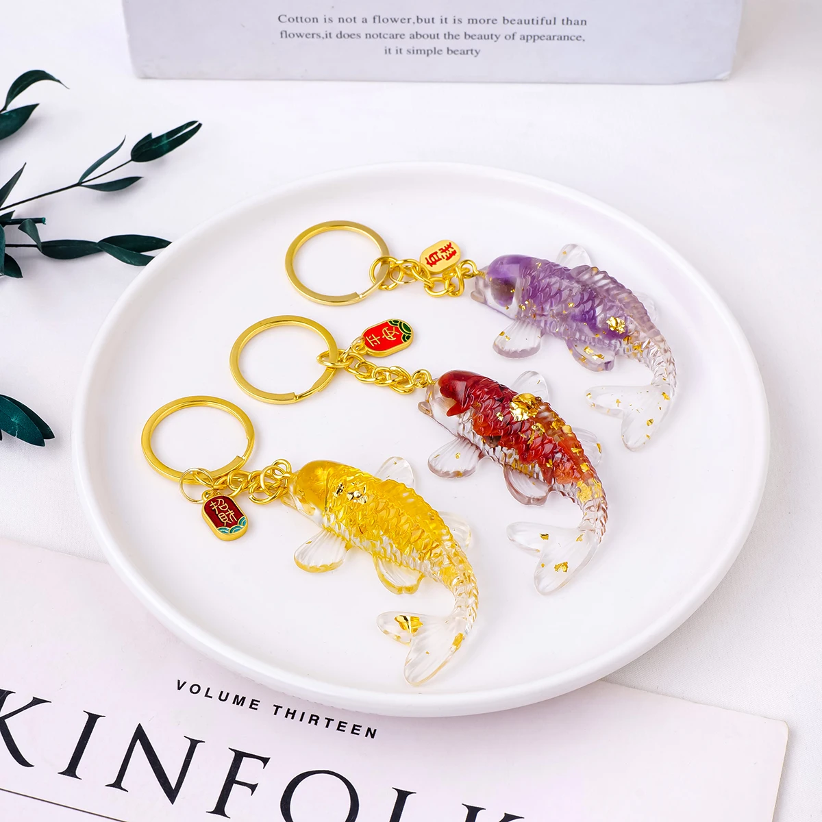 卸売天然クリスタル癒し石彫刻樹脂魚キーホルダー工芸品装飾