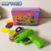Pistola verde de 50 balas blandas con diseño de mono en caja de color.