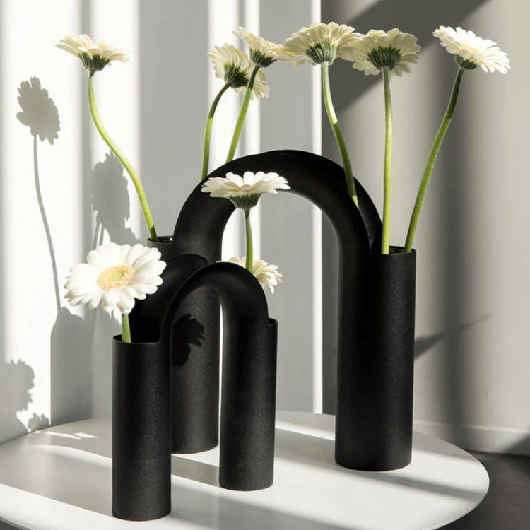Двойная ваза для цветов. Необычные двойные вазы для цветов. Черная ваза в интерьере.