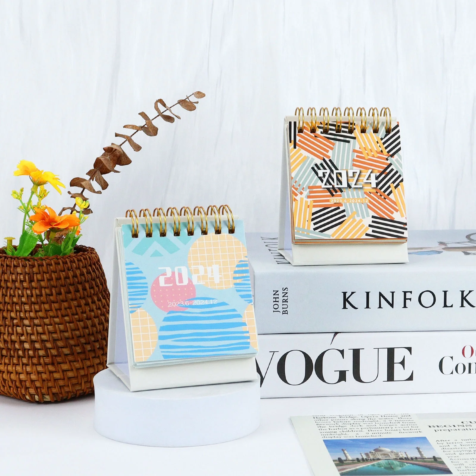 2024 новый продукт оптовая продажа ежемесячных настенных календарей на заказ Cmyk, полный цвет, настольный календарь 365 дней, настольный календарь для печати