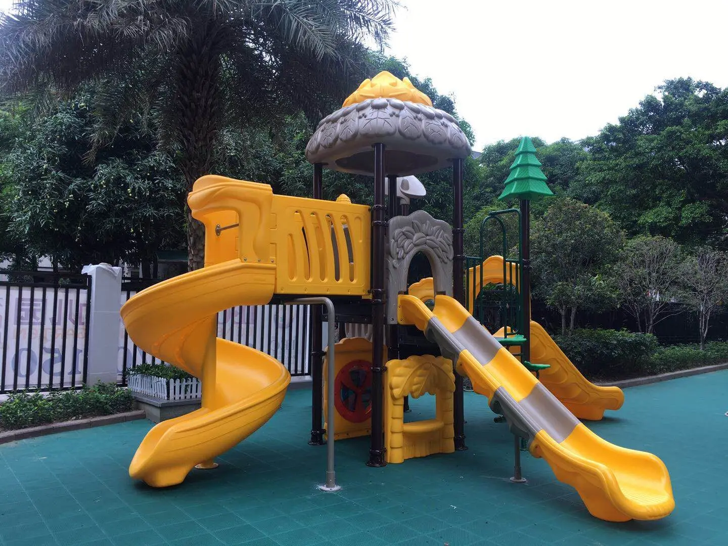 
QITELE used outdoor kindergarten playground equipment children 