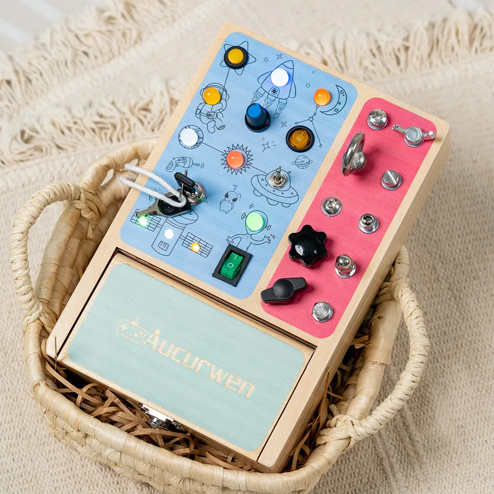 유아용 나무 감각 교육 완구 LED 및 드라이버 포함 바쁜 보드 몬테소리 완구 아기 집중력 향상 보드