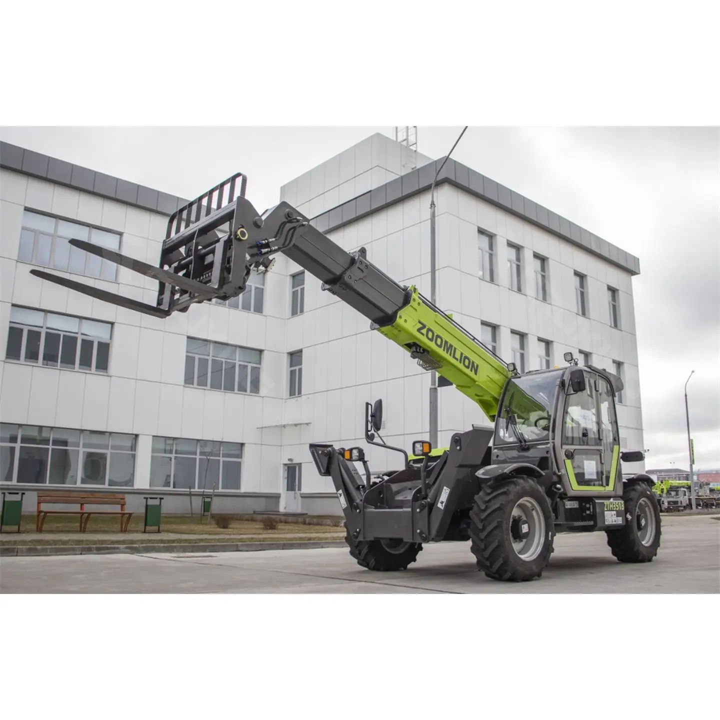 Famous Brand 3500KG Rough Terrain Telehandler ZOOMLION ZTH3513