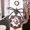 Cadena colgante para vehículo con corona de rosas.