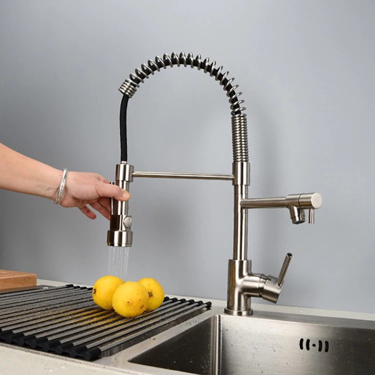 Mezclador de grifo de cocina con resorte semi profesional extraíble de latón negro con caño flexible