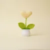 Planta en maceta amarilla en forma de corazón