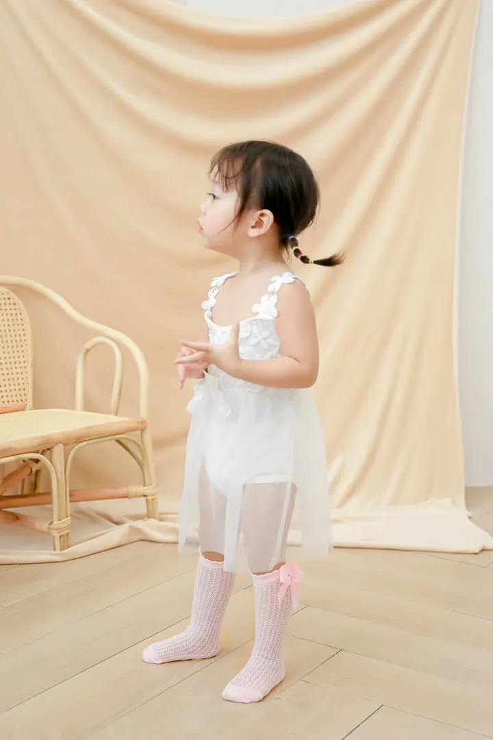 Bébé unisexe blanc côtelé genou Longueur Chaussettes Bow Pom Pom Espagnole traditionnelle 