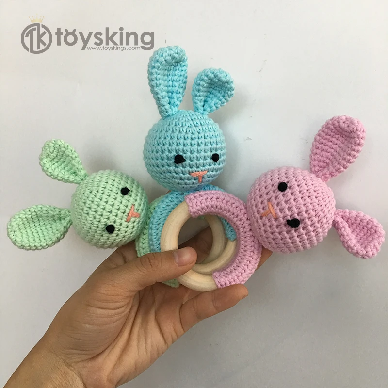 TK hecho a mano conejito sonajero juguete ganchillo Amigurumi con dientes  de madera relleno de felpa PP algodón para la venta
