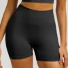 Pantalón corto negro, largo tres cuartos.