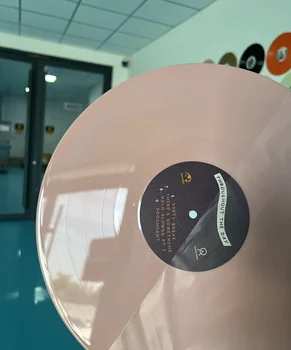 黒の半透明の不透明な色のビニールを押すLPビニールレコード