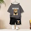 Grande orso dorato#t corta grigia + pantaloncini neri
