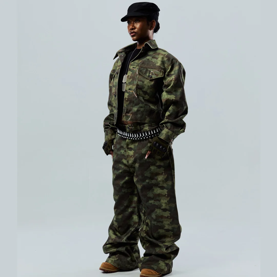Tilpasset beklædningsstykke: Camouflage-beskåret cargo-tracksuit til både mænd og kvinder. To-delssæt i tungt bomuldsmateriale med broderi og bukser med brede ben. OEM.