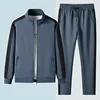 Gris-bleu avec pieds plats noirs