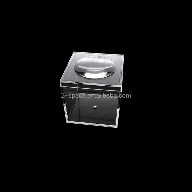 CLEAR PLASTIC DISPLAY BOX WITH MAGNIFYING LENS in LID