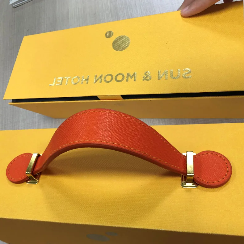 Luxury Yellow Textured  Paper Cardboard Box Packaging Printed Logo Magnet Closure Lid Gift Box With Pu Leather Handle