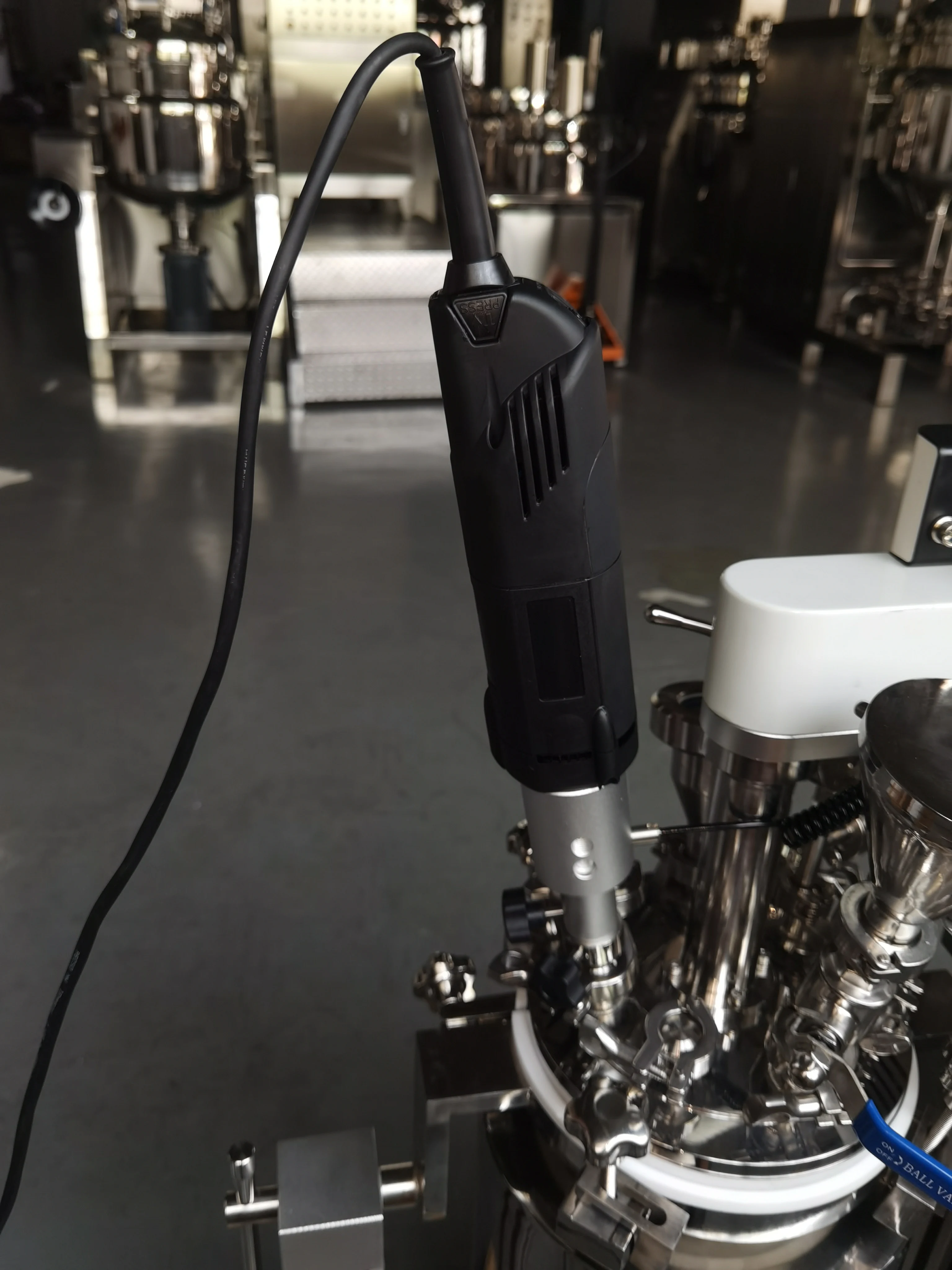 Лабораторный вакуумный гомогенизатор смеситель эмульгирующая машина