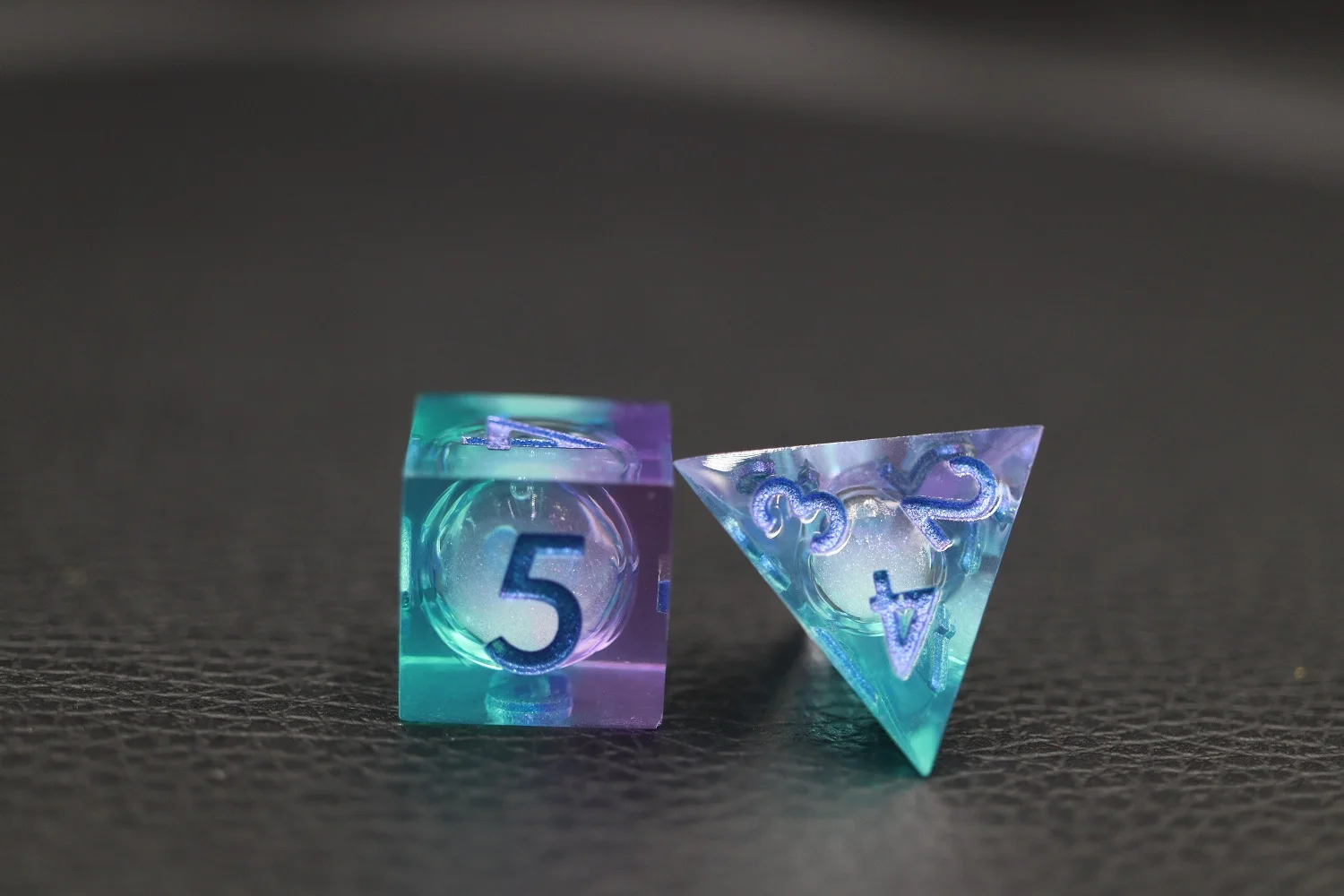 7pcs Polyhedral Glitter Resin RPG Dice Dungeons and Dragons Sharp Edge Liquid Core for D&D Players manufacture
