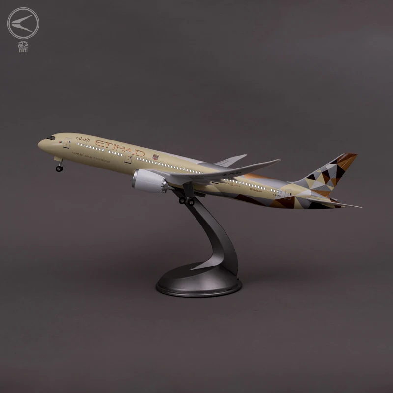 Modèle d'avion unique moulé sous pression à l'échelle 1:130 pour Etihad Airways Boeing 787 Manchester City Aircraft Airbus Series Avion modèle d' avion (avec lumière Modèle d'avion unique moulé sous pression à l'échelle 1:130 pour Etihad Airways Boeing 787 Manchester City Aircraft Airbus Series Avion modèle d' avion (avec lumière