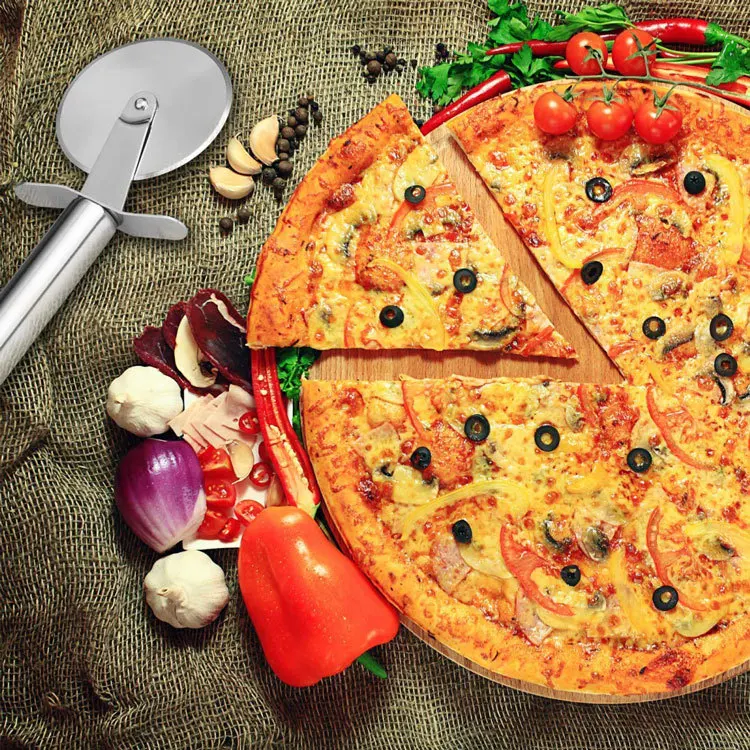 Круглая пицца. Пицца круглая. Овальная пицца. Пицца - это круговая. Нож для пиццы.