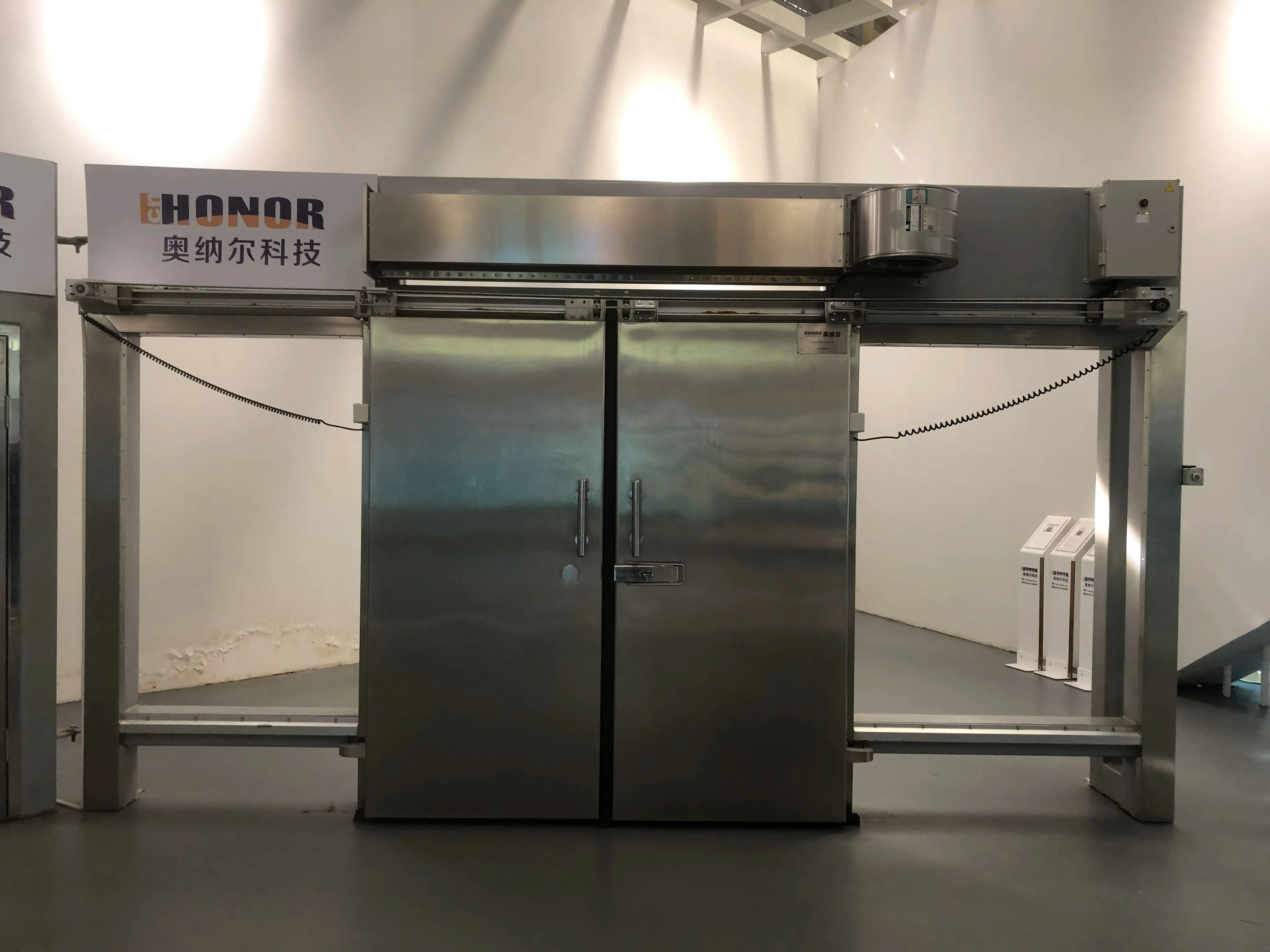 Stainless steel fireproof cold storage swing door heavy-duty insulated freezer door, suitable for cold chain logistics and food factories