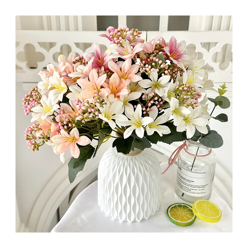 Die sylk hydrangea in 'n vaas bring natuur na binne.