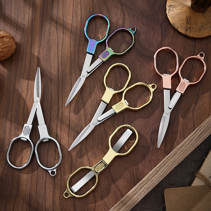 Compact folding scissors