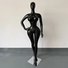 Nero opaco, braccioli e gambe incrociati