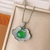 Pendentif calcédoine vert platine avec chaîne