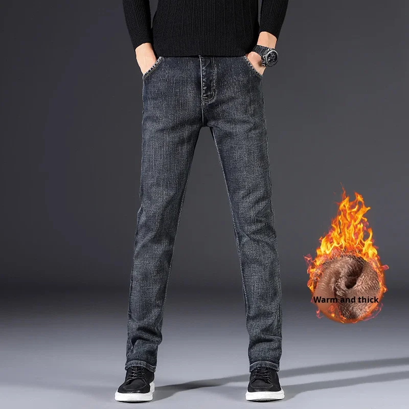 धुले हुए डेनिम मिड स्ट्रेच स्लिम-फिट जींस, पुरुषों के लिए शीत ऋतु के लिए फ्लीस-लाइन्ड, कोरियाई शैली के फैशनेबल सीधे, ढीले कैजुअल शरद ऋतु और शीत ऋतु के जींस