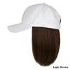 Casquette blanche + cheveux châtain clair