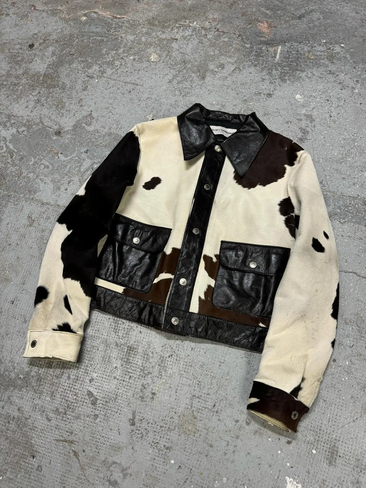 Custom Luxury Button Animal Fur Cowhide Cow Print Cropped Vintage Streetwear Motocross Motocross Bomber Leather Jacket for Men gallery 2