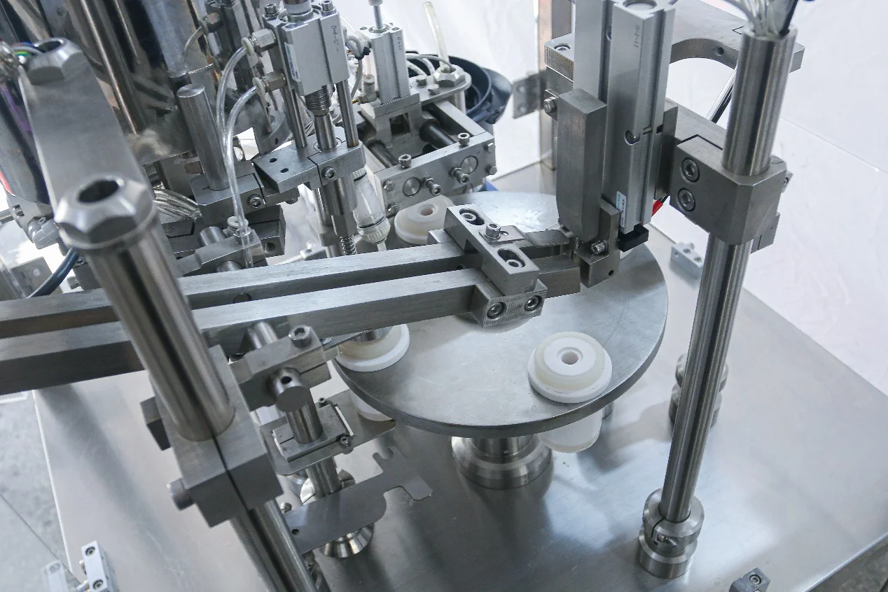 Машина для наполнения шприцами из предварительно заполненного стекла, для наполнения и вакуумной проставки