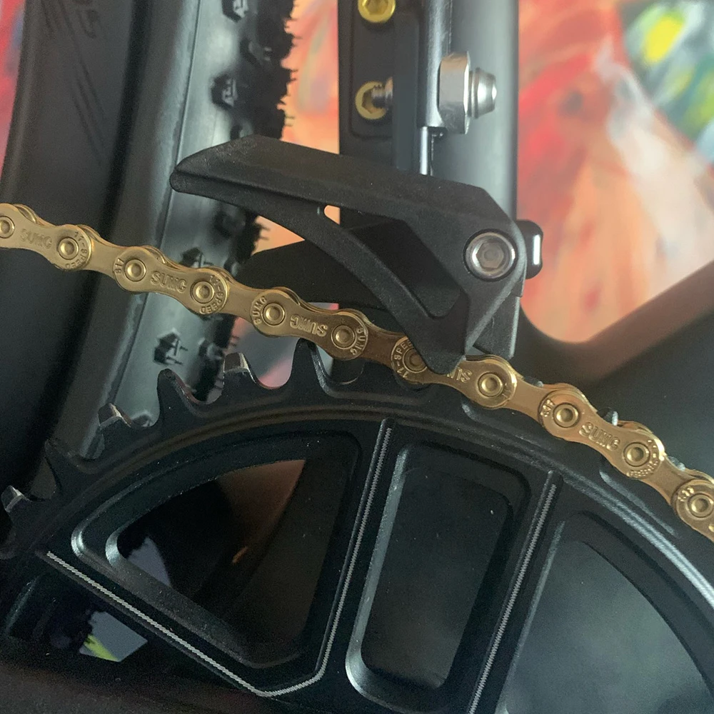 フロントディレイラーに取り付けられたZTTOロードバイククロス