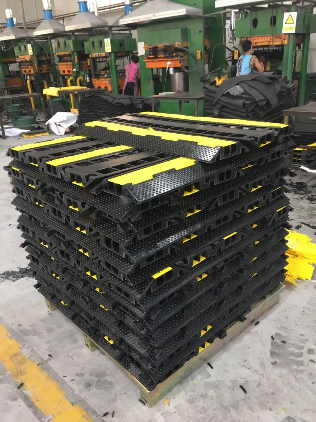 Rubber Cable Protector Ramp 2 Channel Traffic Speed Bump supplier