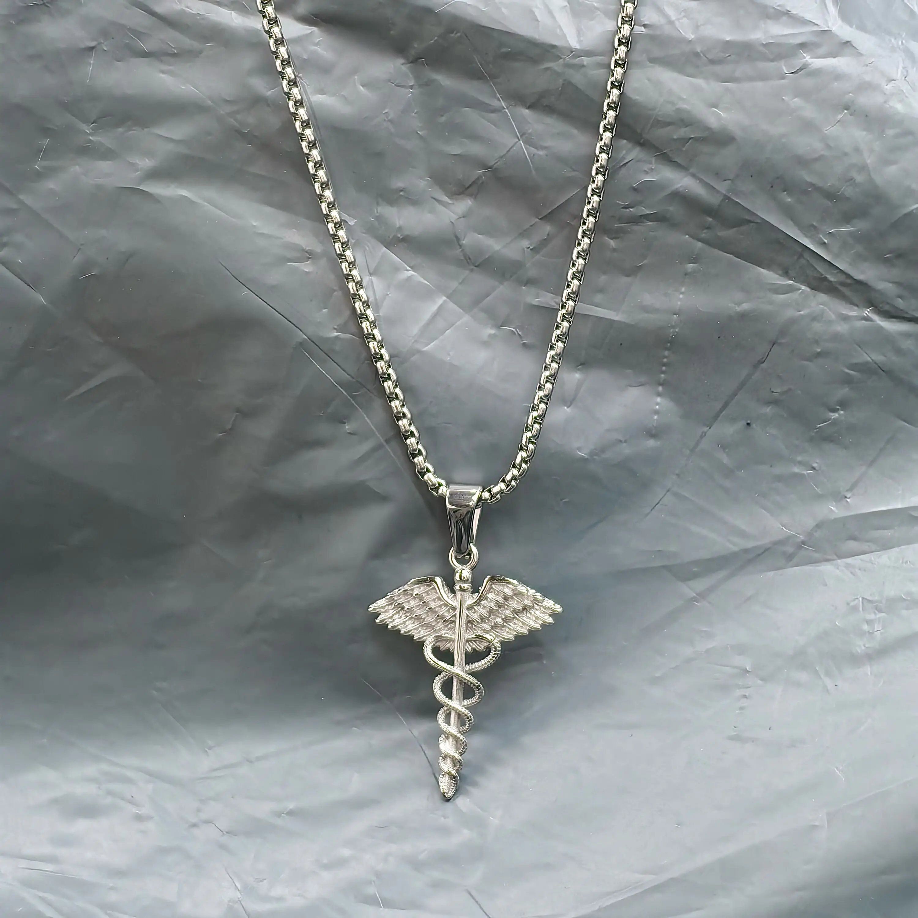 Regalo per Infermieri e Medici, Collana con Ciondolo a Forma di Caduceo, Simbolo della Medicina e della Guarigione, Placcato in Oro 18K