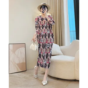 Miyake 2025 Autumn New French Elegant Holiday Pleated Skirt Retro Diamond Printed V-Neck Casual Dress