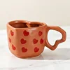 Tasse à coeur rouge à fond marron