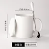 Tasse blanche mate avec couvercle et cuillère