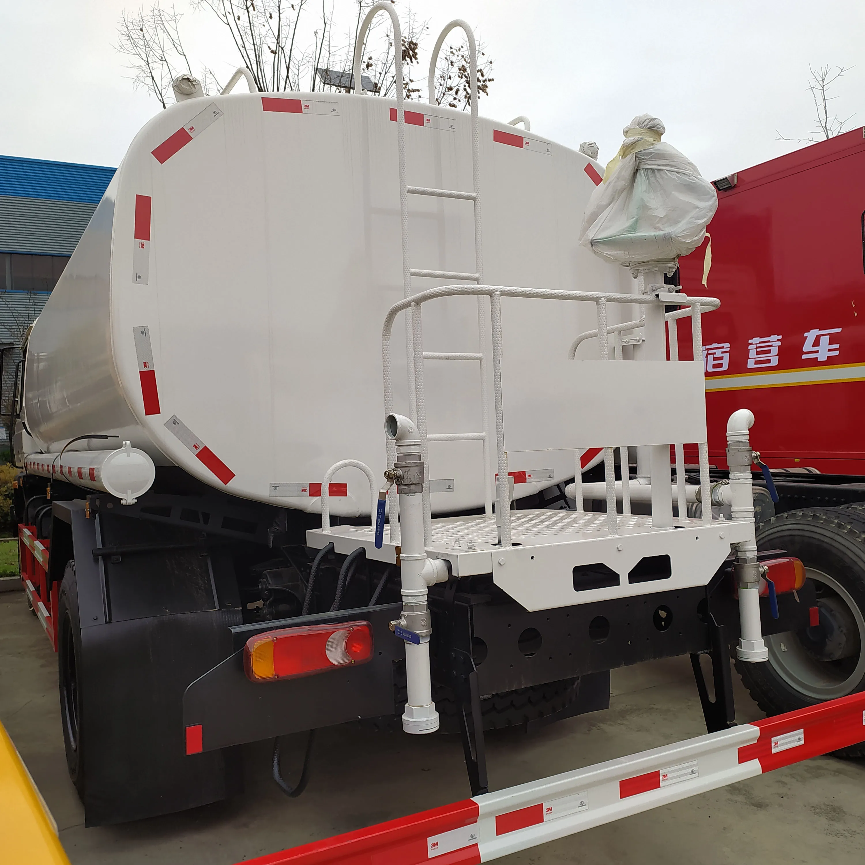 Dongfeng 4*2 левосторонний распылитель воды 15 куб. М тонн 15000