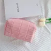 Neceser de terciopelo color crema para cosméticos y polvos.