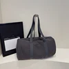 Gris oscuro