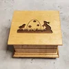 Bois naturel avec motif gravé