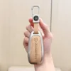 Étui à clés en grain de bois beige chrome nacré, boucle en cuir avec logo