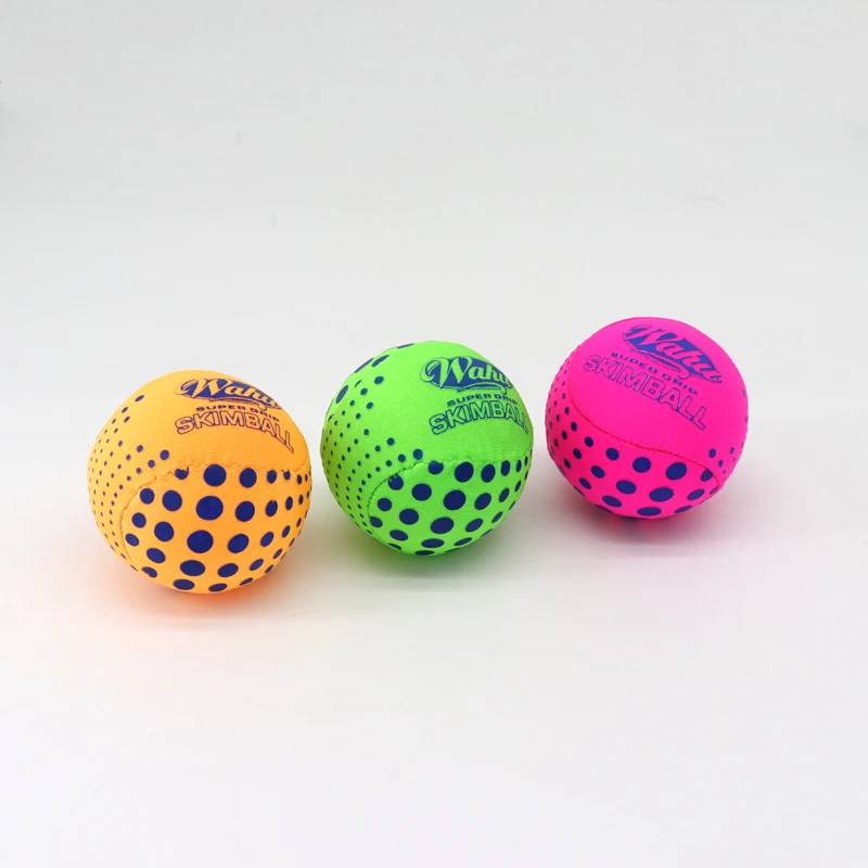 Яркий мяч. Отскакивающий мячик. Мяч маленький резиновый. Падающий мяч. Резиновый теннисный мяч.