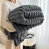 Gris oscuro