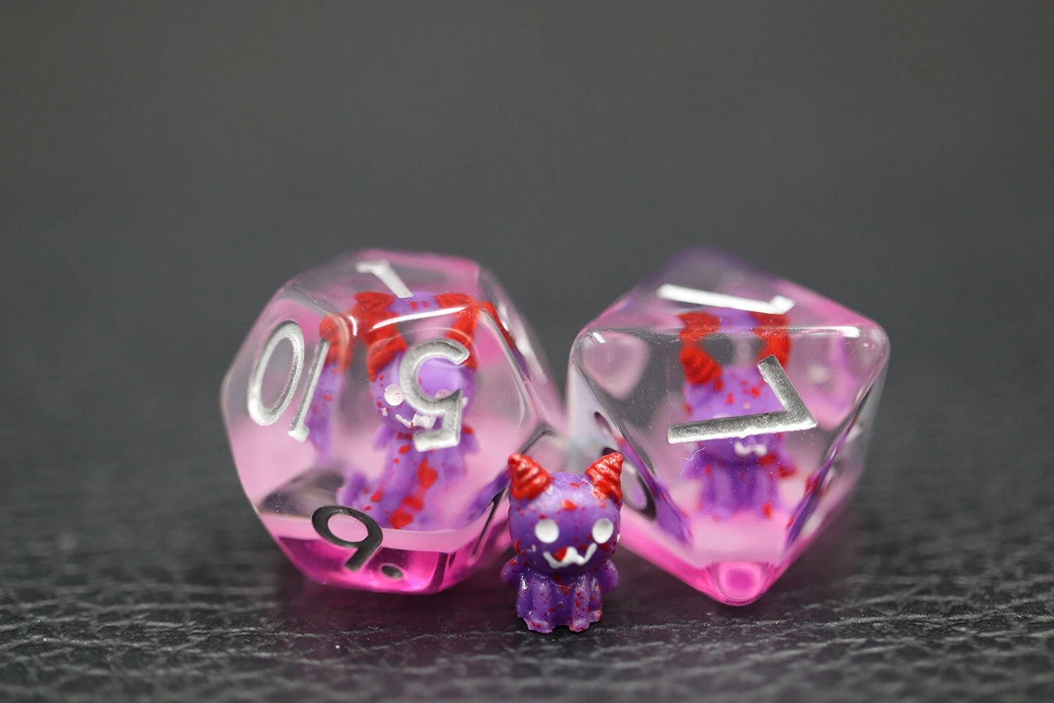 High Quality 7Pcs Resin Dice Set Transparent DND Board Game Inclusion Demon Soft Edge Featuring 7Pcs Resin Dice manufacture